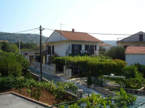 Apartments with a parking space Vinisce, Trogir - 12637